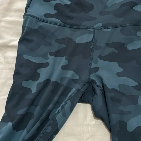 Navy blue camo Fabletics leggings - Picture 3 of 10